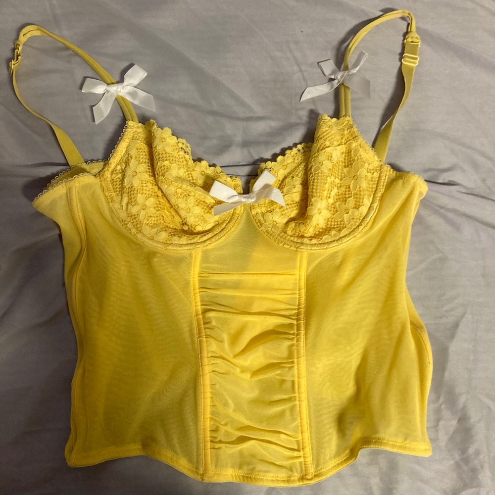 yellow lace corset!
